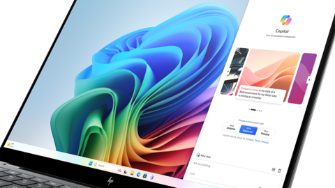 Der Bildschirm eines Laptops zeigt ein farbenfrohes, abstraktes Hintergrundbild und rechts die Microsoft Copilot-Oberfläche mit Chat-Optionen und einem Bereich für die Eingabe von Fragen oder Aufforderungen. Das Gerät ist ein HP-Laptop mit Windows.
