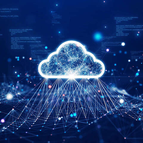 Ein leuchtendes Wolkensymbol in einem digitalen Netzwerk, mit miteinander verbundenen Linien und Datenpunkten, die Cloud Computing darstellen, auf einem dunkelblauen Hintergrund mit Code und abstrakten Lichteffekten.