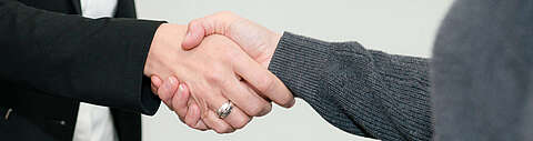 Der Handschlag symbolisiert das enge Partnerschaftsverhältnis