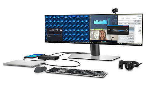 Eine schwarze kabellose Tastatur, eine schwarze kabellose Maus, ein kabelloses Headset mit Mikrofon, eine tragbare externe Festplatte mit Kabel und mehrere USB-Adapter, angeordnet auf einem weißen Hintergrund.