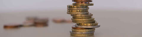 Der Stapel Münzen symbolisiert die effiziente IT-Budget-Planung