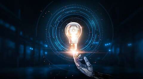 Eine Roboterhand berührt eine leuchtende Glühbirne mit einem Zahnradsymbol im Inneren, vor einem dunklen Hintergrund mit digitalen und kreisförmigen technischen Mustern, die künstliche Intelligenz und Innovation symbolisieren.