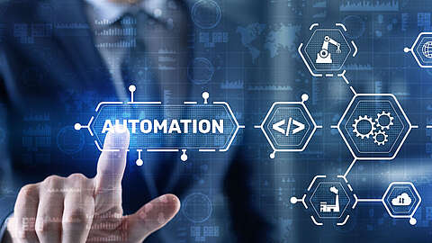 Person tippt auf ein digitales Board mit mehreren Symbolen und dem Begriff Automation