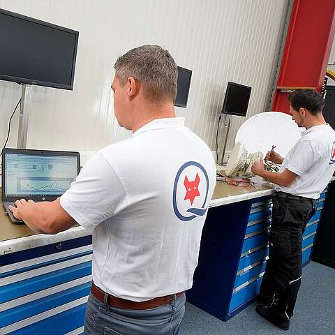 Techniker der LINK2AIR GmbH prüfen die Signalstärke nach Einrichtung einer Richtfunkstrecke