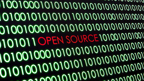 Reihen von grünen Binärcodes (0 und 1) auf schwarzem Hintergrund, in der Mitte steht in roter Schrift "OPEN SOURCE".