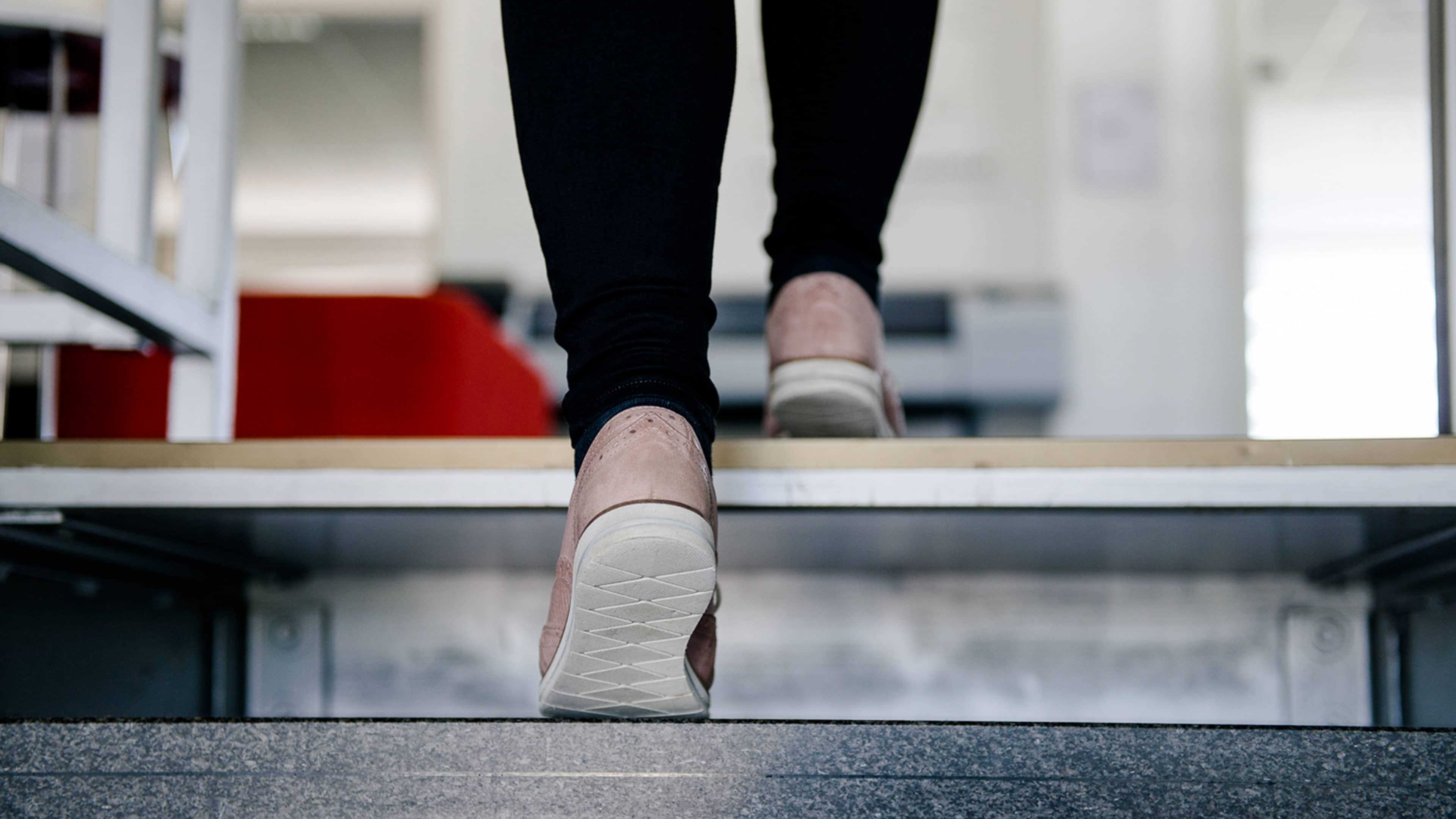 Eine Person steigt eine Treppe hoch
